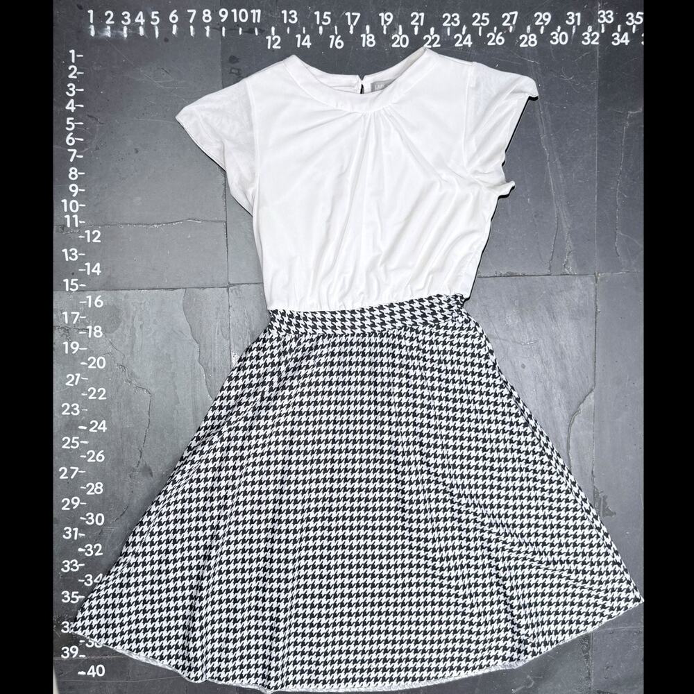 LARK + GREY White Short Sleeve Houndstooth Skater Dress - Picture 2 of 5